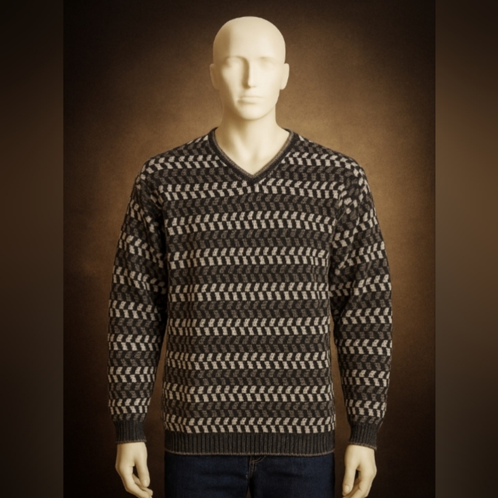 BILL BLASS MEN'S GEOMETRIC PATTERN V-NECK SWEATER, GRAY, BROWN AND BEIGE. SIZE:L